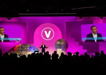 insignia avanza la fotografía de retrato de estudio con IA de la serie insignia 200