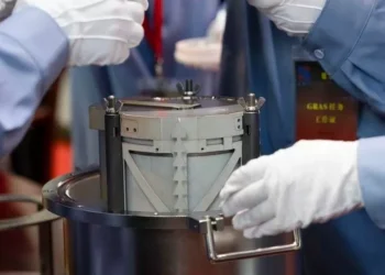 Los científicos chinos detectan restos de meteoritos poco comunes en las muestras de la espejo de la misión Chang’e-6