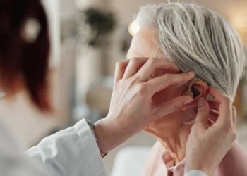 Estudio revela fuerte vínculo entre pérdida auditiva y Alzheimer