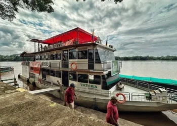 De Ecuador a Brasil, flotilla de pueblos indígenas navega para hacerse escuchar anta los líderes mundiales en la COP30