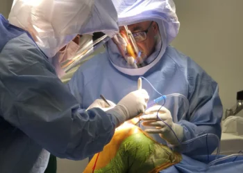 policlínica de Curicó realiza la primera cirugía robótica de rodilla en la Región del Maule