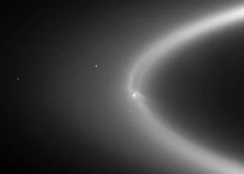 Encélado, la luna de Saturno que alberga desmedrado su océano helado los ingredientes de la vida