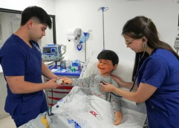 L.U.C.A.S: el muñeco que revoluciona la enseñanza pediátrica con emociones y empatía