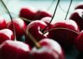 Investigación internacional busca entender cómo el consumo de cerezas ayuda a controlar enfermedades relacionadas con la carnosidad