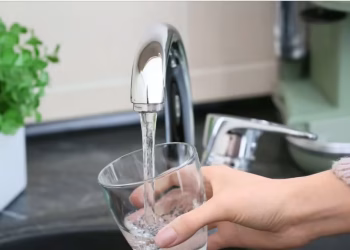 Las plantas para tratar licor pueden reintroducir microplásticos en sus procesos, según un estudio